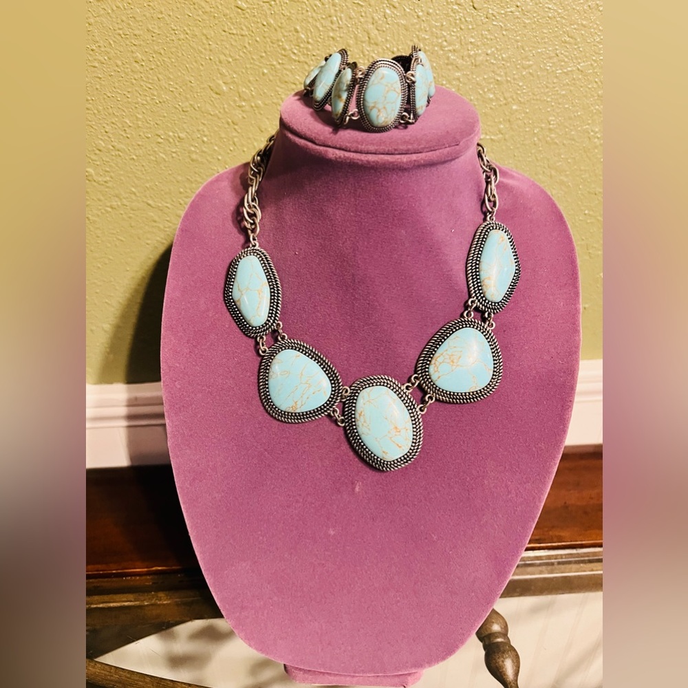 EUC Turquoise Necklace and Bracelet Set by Premier Designs Jewelry